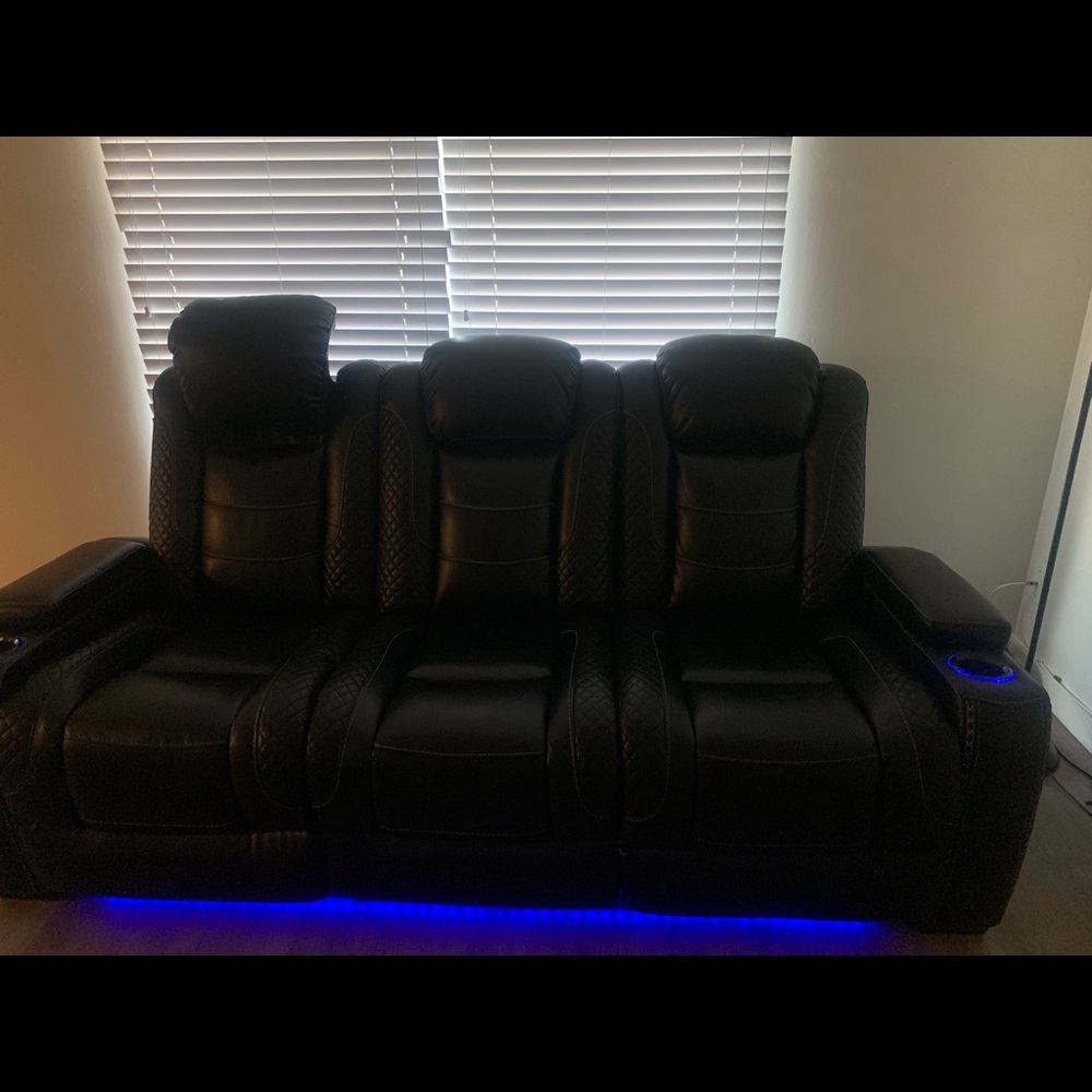 Couch - Picture 4 of 9